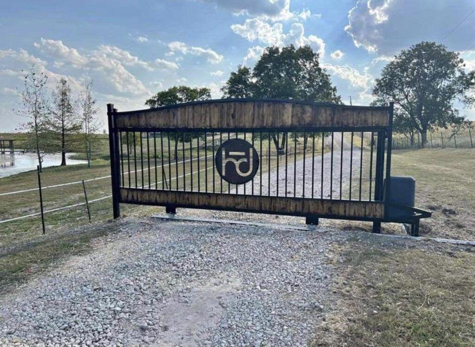 Arched-top custom slide gate