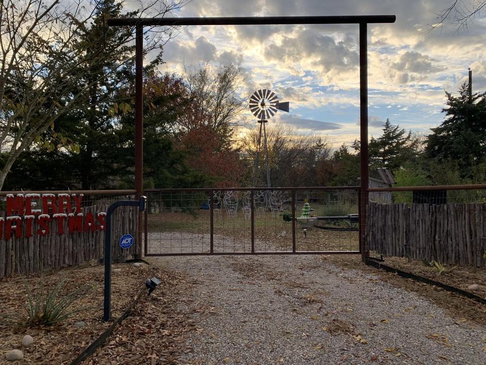 Automatic gate opener installation in Waxahachie, TX
