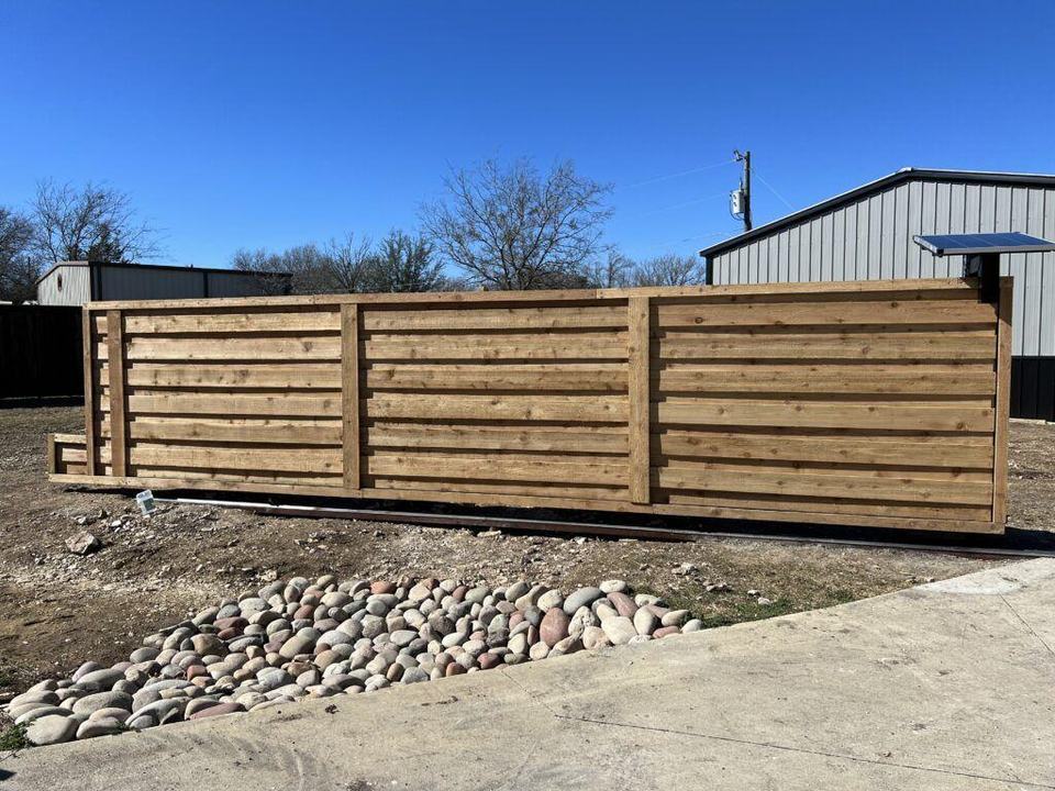 Horizontal cedar slide gate