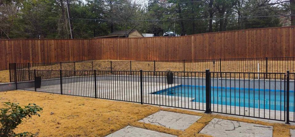 Four foot flat-top iron fence around a pool